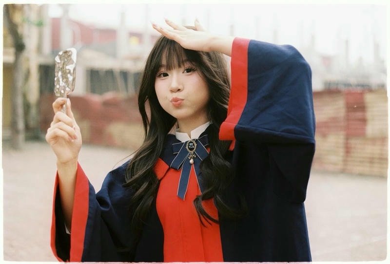 ảnh gái cấp 3 tốt nghiệp