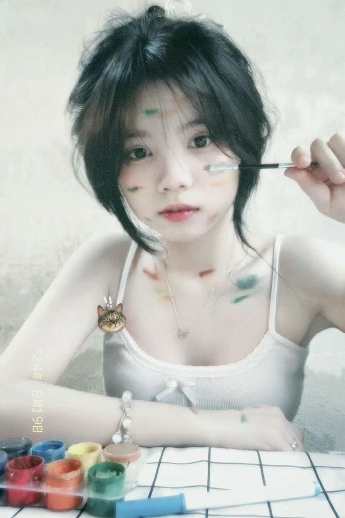 ảnh gái lớp 8 vẽ tranh