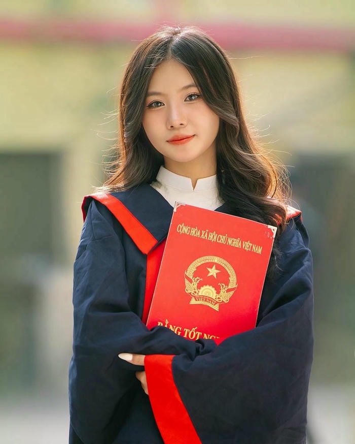 ảnh gái lớp 9 tốt nghiệp cầm bằng