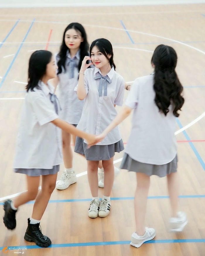 ảnh gái lớp 9 trên sân bóng