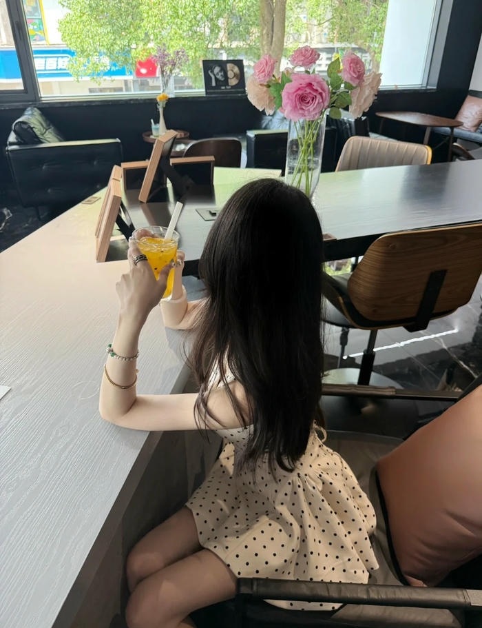 ảnh cô gái quay lưng 13