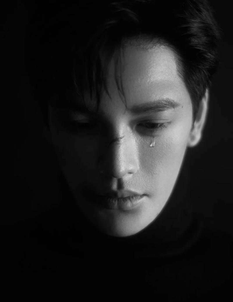 ảnh con trai buồn khóc