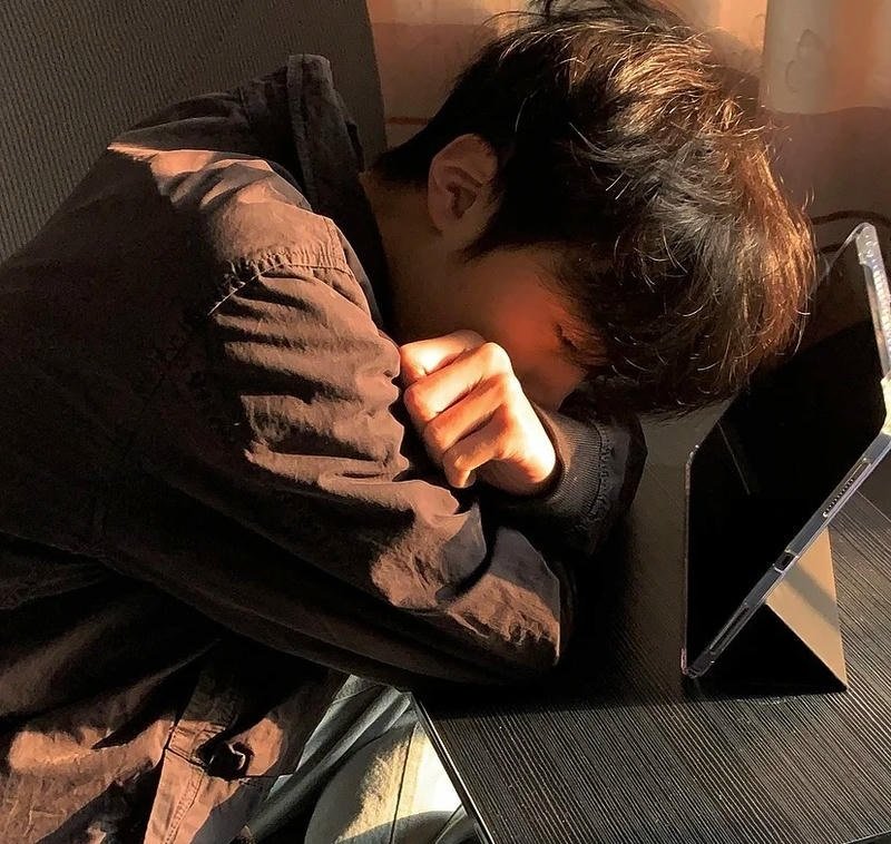 ảnh con trai buồn suy tư