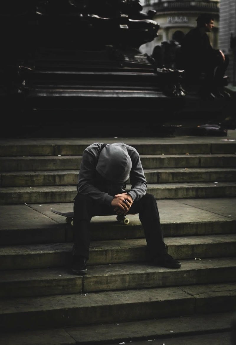 ảnh con trai buồn