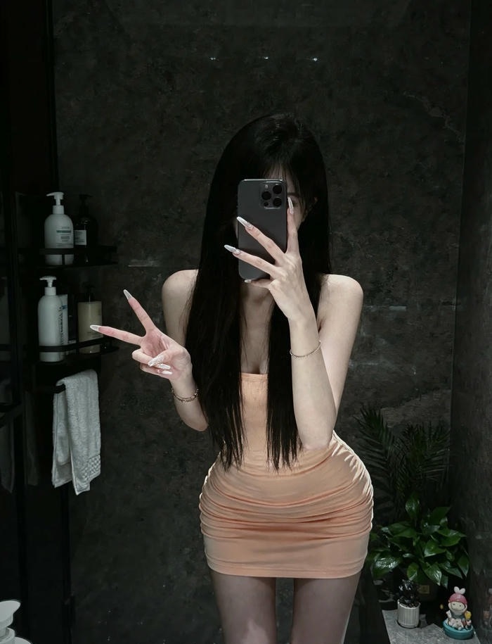 ảnh gái xinh che mặt bằng điện thoại