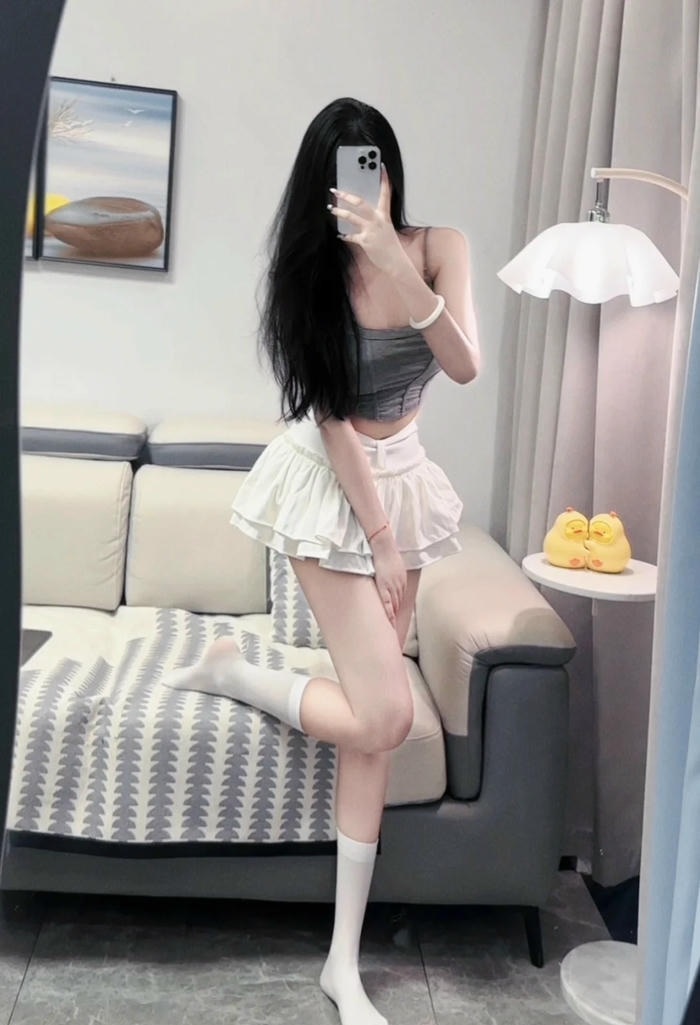 ảnh gái xinh che mặt bằng điện thoại 18