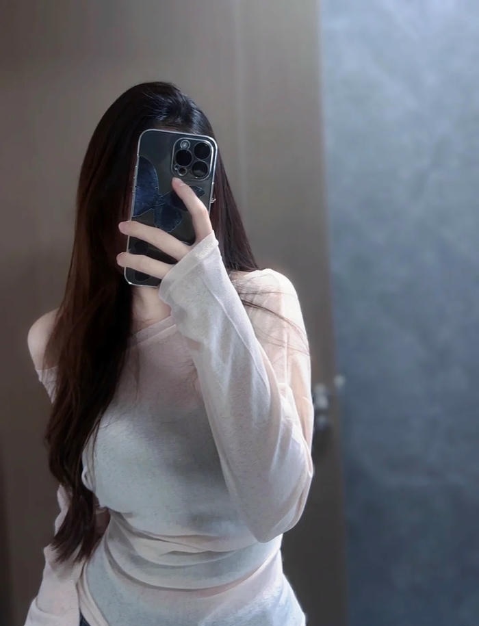 ảnh gái xinh che mặt bằng điện thoại 3