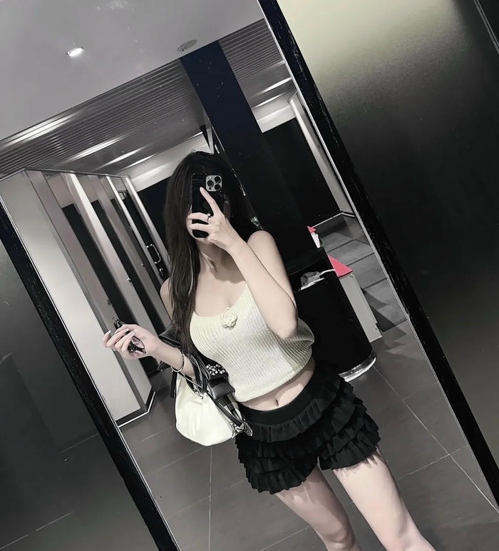 ảnh gái xinh che mặt bằng điện thoại 9