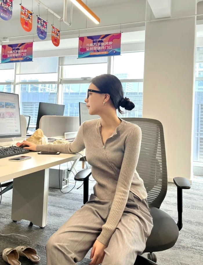 ảnh gái xinh công sở 4