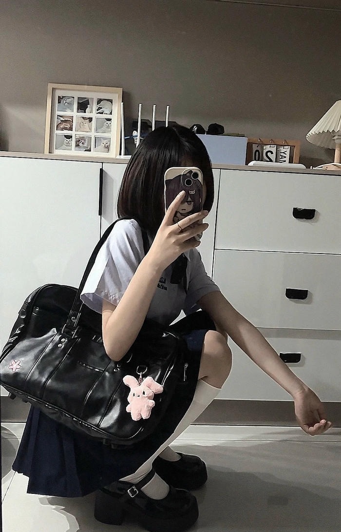 ảnh gái xinh tóc ngắn che mặt