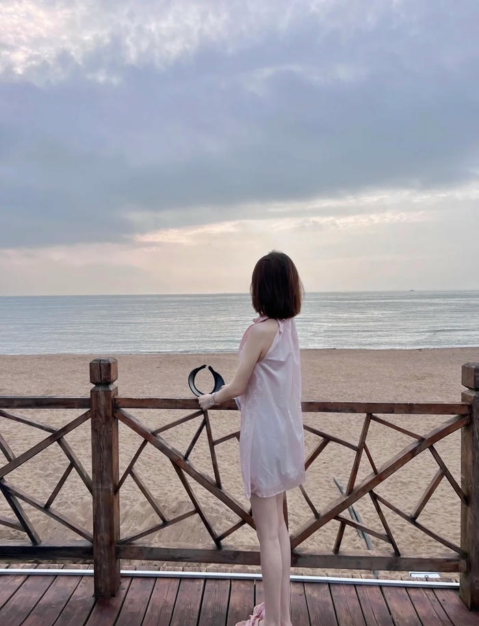 ảnh gái xinh tóc ngắn che mặt 16