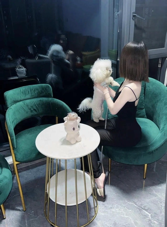 ảnh gái xinh tóc ngắn che mặt 2