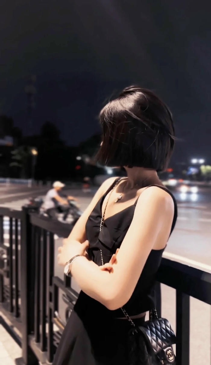 ảnh gái xinh tóc ngắn che mặt 22