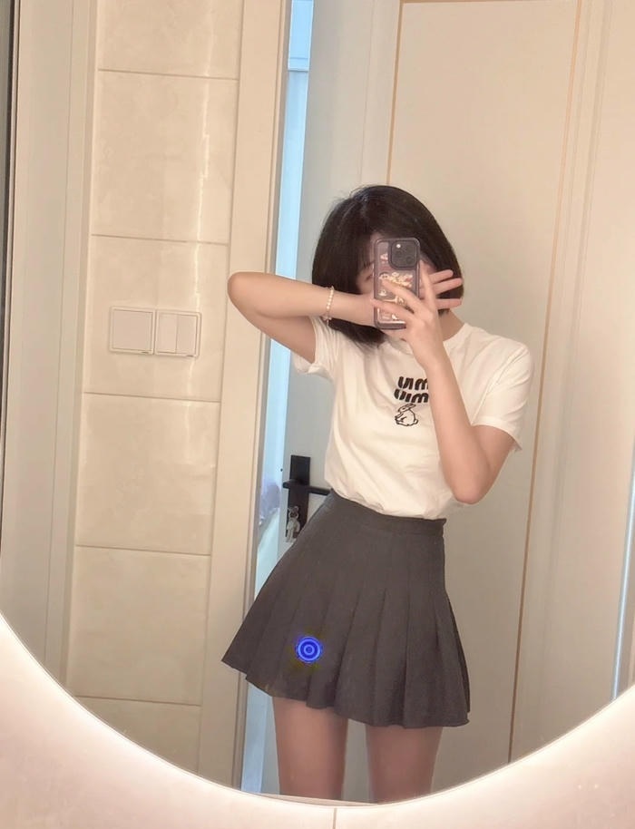 ảnh gái xinh tóc ngắn che mặt 7