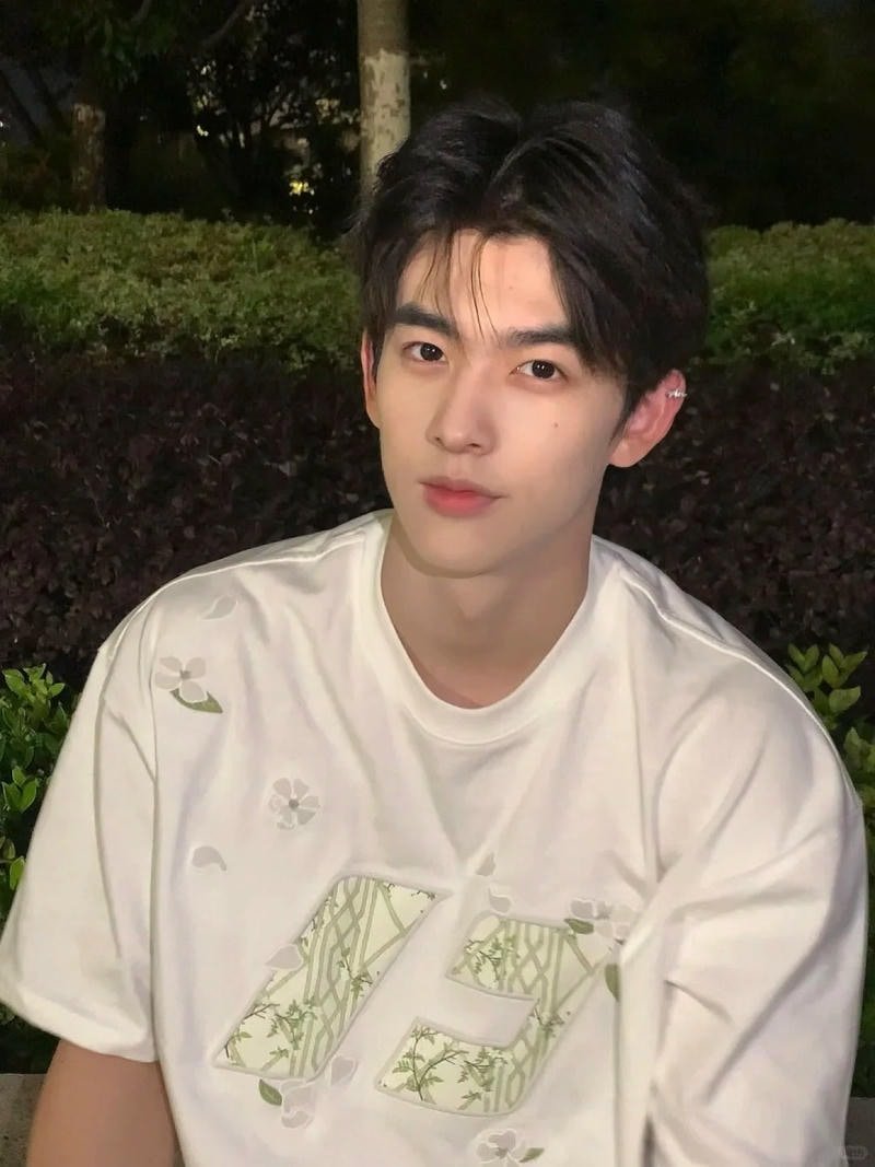 ảnh trai 2k4 ánh mắt hiền