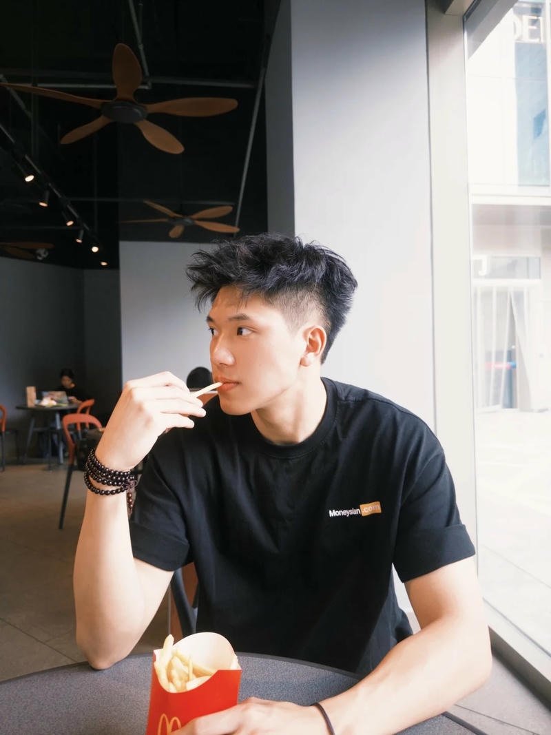 ảnh trai 2k4 gương mặt góc cạnh