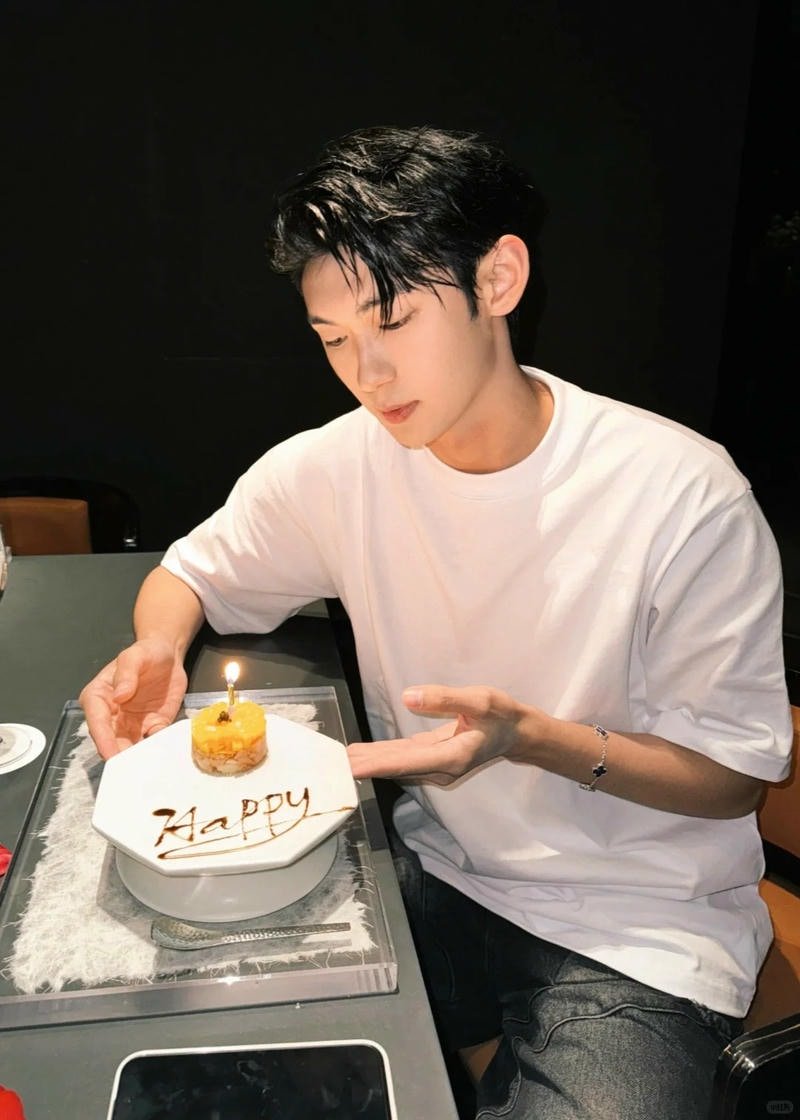 ảnh trai 2k4 mặc áo trắng