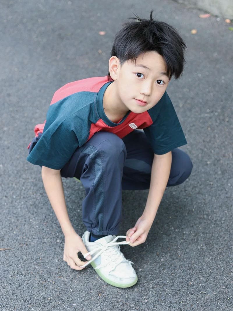 ảnh trai đẹp 10 tuổi ngoài sân