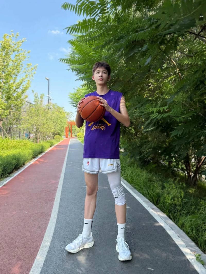 ảnh trai đẹp 13 tuổi ngoài sân