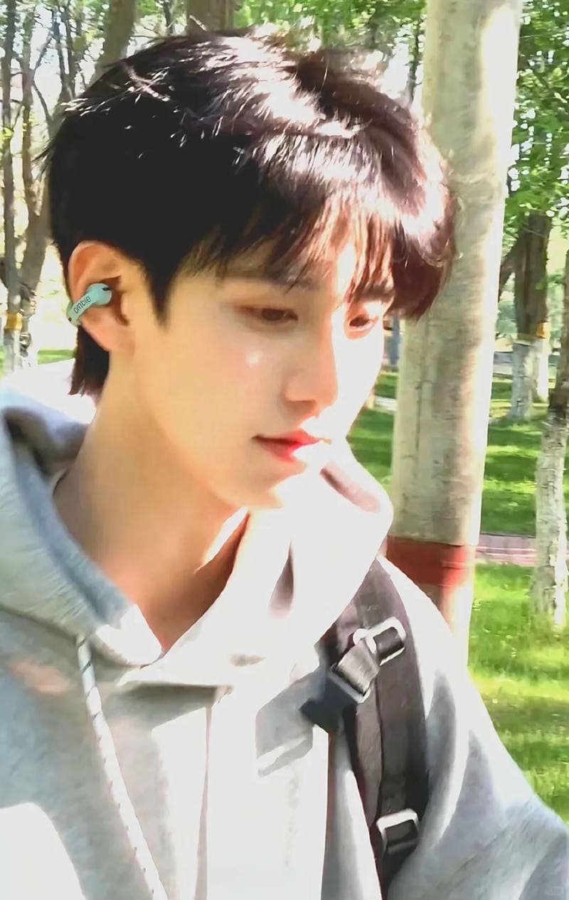 ảnh trai đẹp học sinh ngoài trời