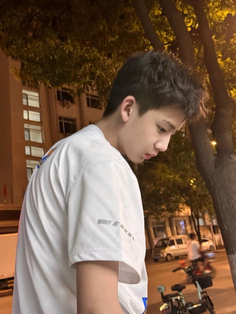 anh trai dep lop 7 ao trang