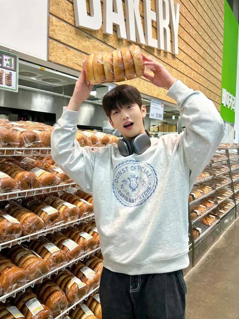 ảnh trai hàn quốc mặc áo hoodie