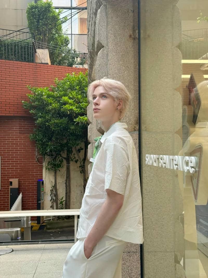 ảnh trai nga đi dạo