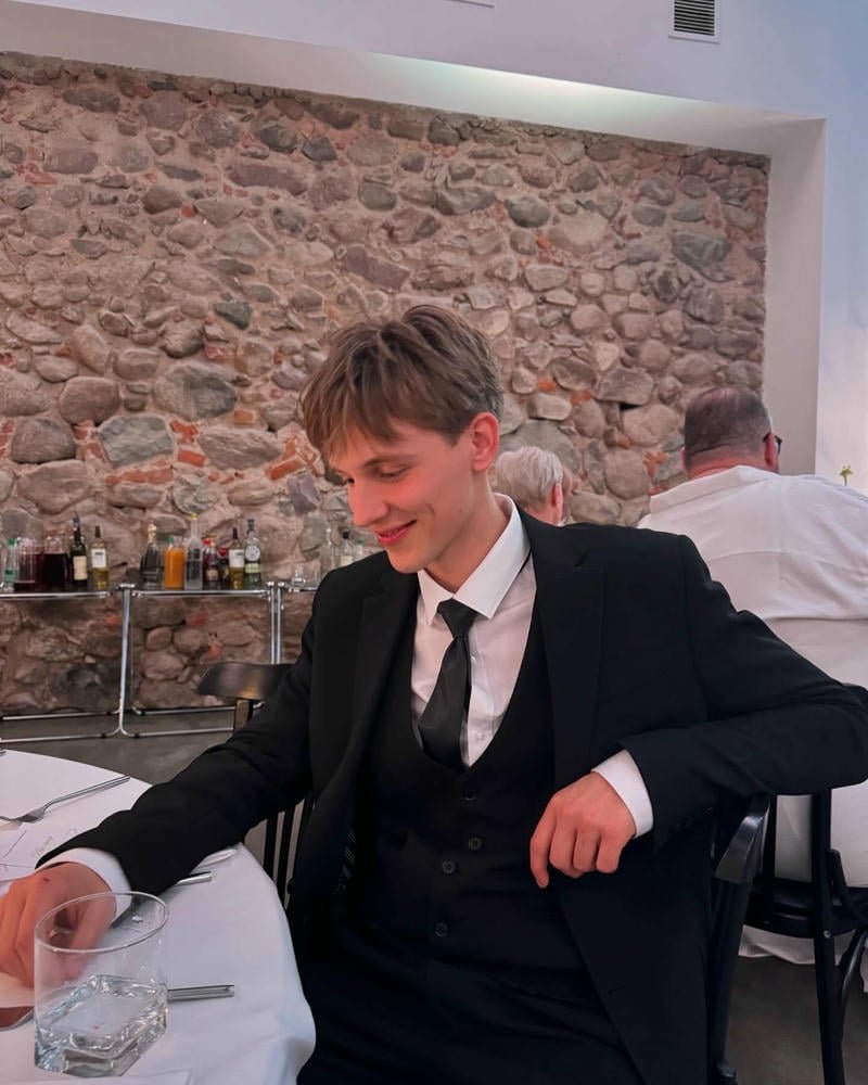 ảnh trai nga mặc vest