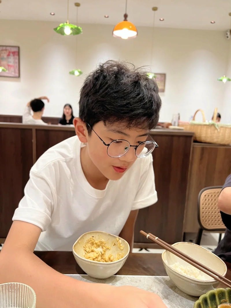 hình ảnh trai đẹp 10 tuổi đời thường