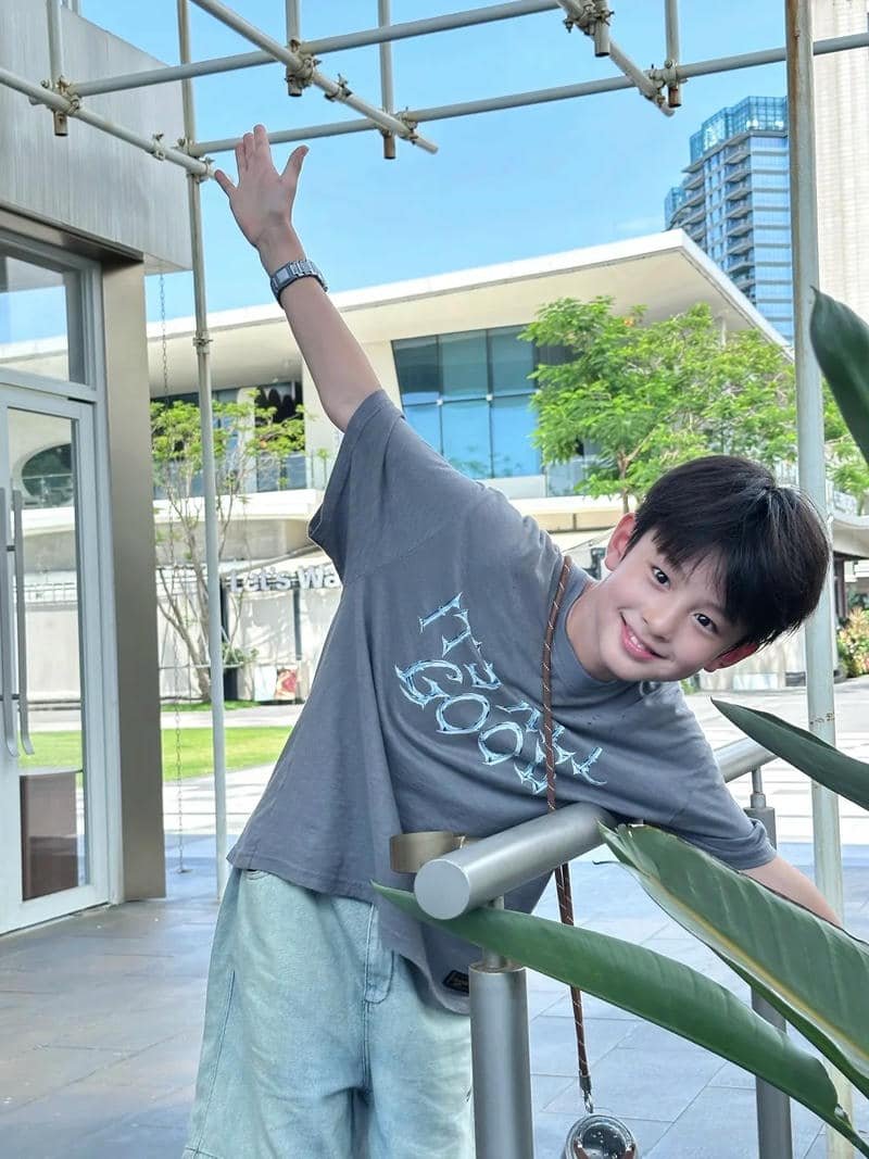 hinh anh trai dep 10 tuoi vui nhon