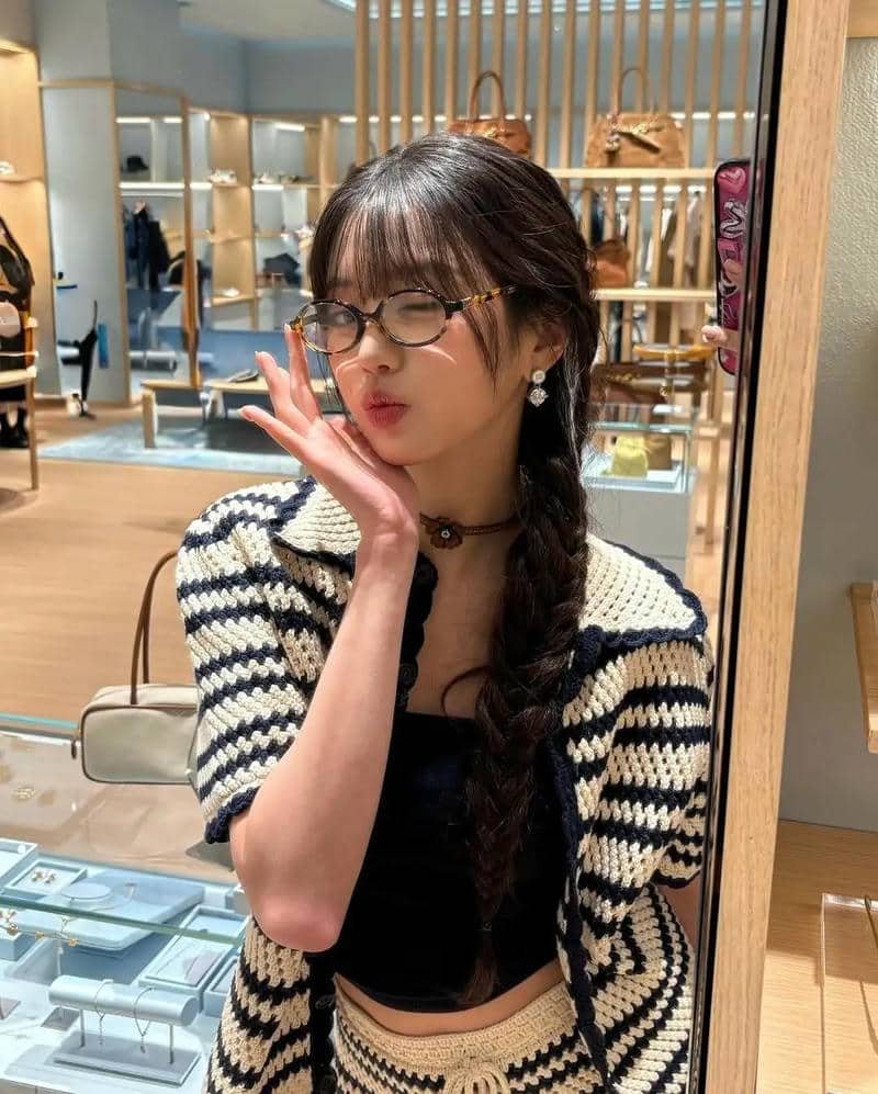 Ảnh ảnh gái xinh đeo kính sắc nét