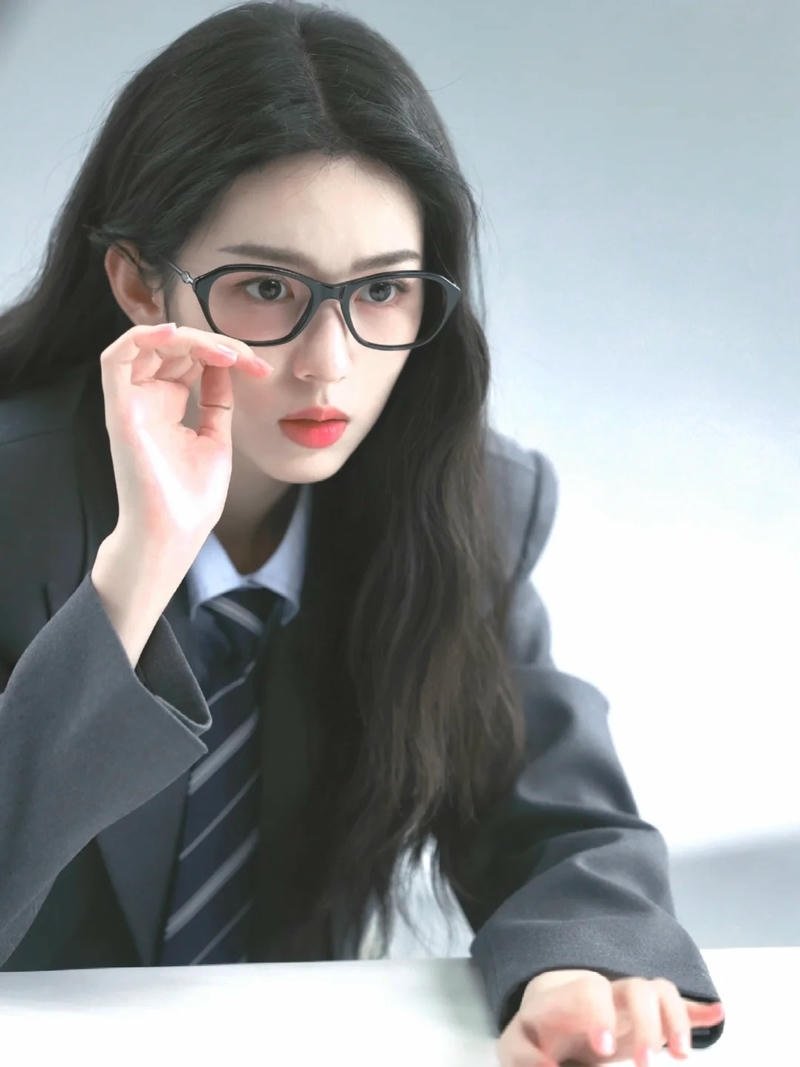 Bộ ảnh gái xinh đeo kính cuốn hút