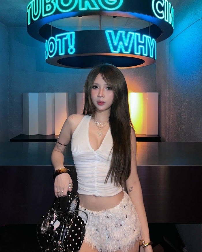 Gái xinh mặc áo yếm