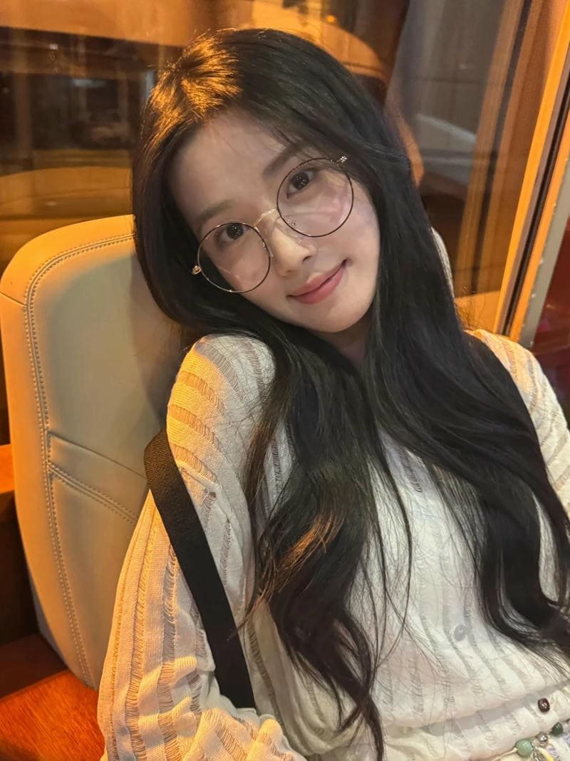 Ngắm ảnh gái xinh đeo kính miễn phí