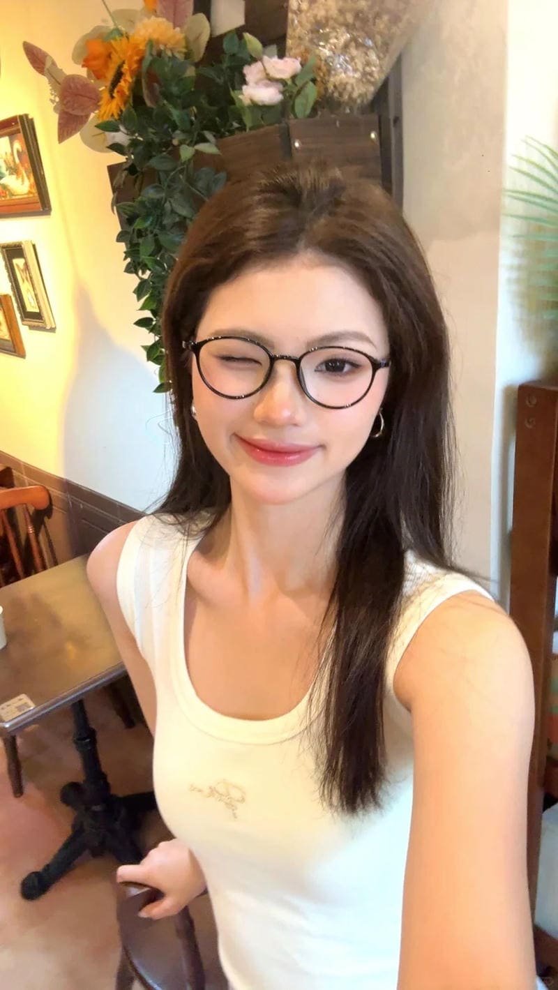 Ngắm ảnh gái xinh đeo kính thu hút