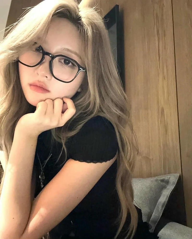 Tuyển chọn ảnh gái xinh đeo kính thu hút