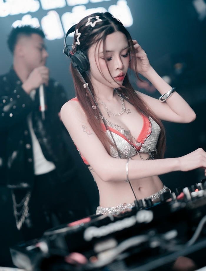 ảnh gái xinh đi bar sắc sảo 4k