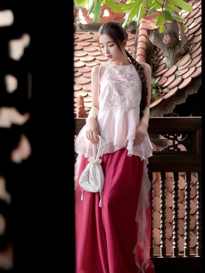 ảnh gái xinh mặc áo yếm nét