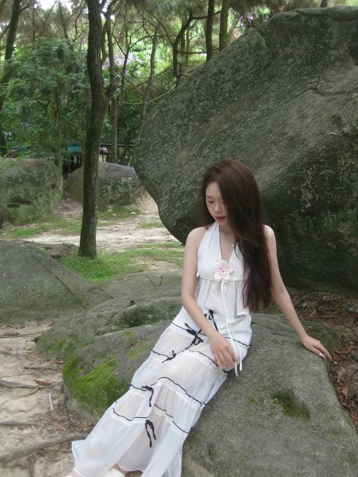 ảnh gái xinh mặc áo yếm nghệ thuật nét