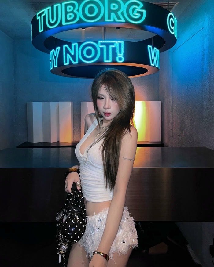 ảnh gái xinh mặc váy ngắn 4k